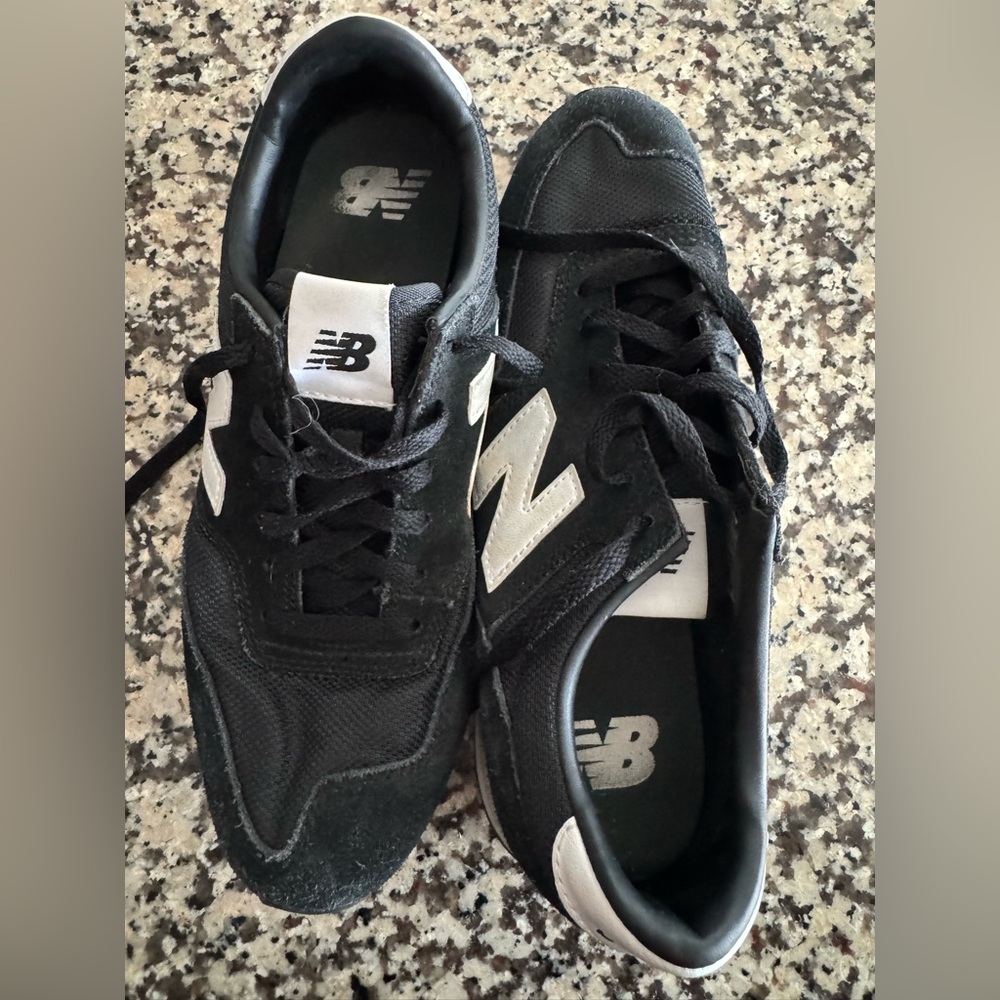 EUC Women’s New Balance 620 Sneakers - Black, White, Grey- Size 8.5 / 9 EU 40